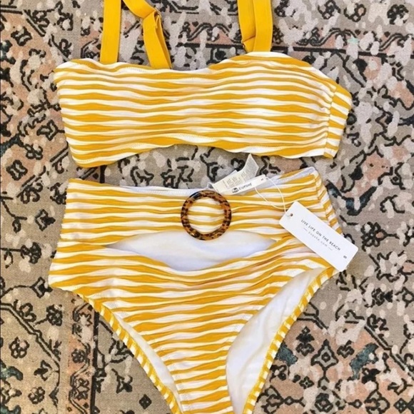 Bikini - Picture 1 of 5